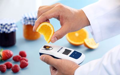 Digital handheld refractometer